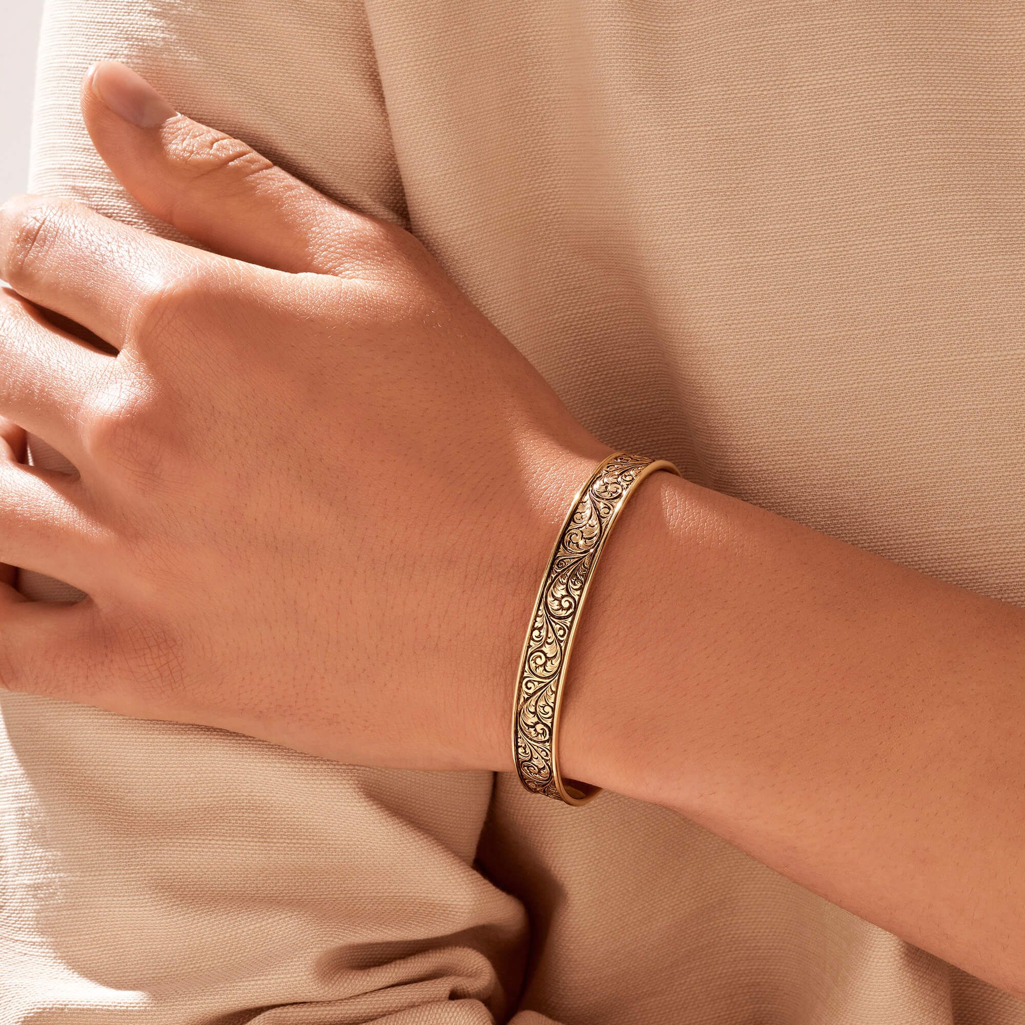 Klasik İşlemeli Cuff Bileklik - Altın